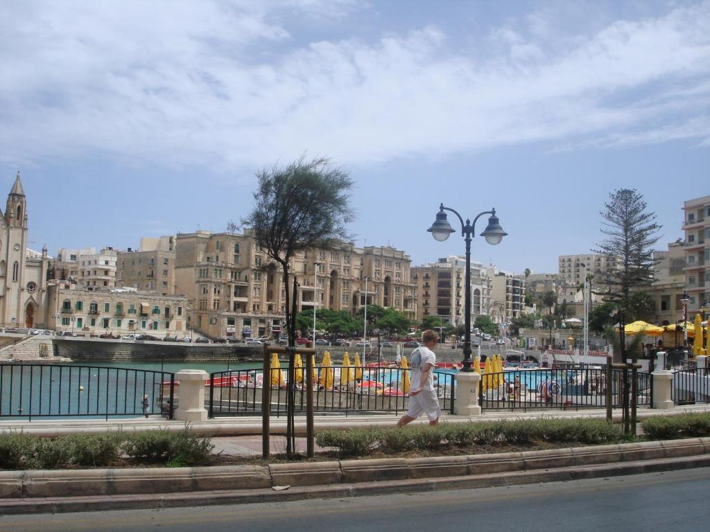 Simons Apartments Minutes Away From Balluta Bay And St Julians Sliema Habitación foto